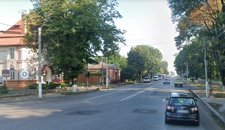 Sâmbătă, lucrări de asfaltare pe strada Ștefan cel Mare, la ieșirea din Roman spre Iași
