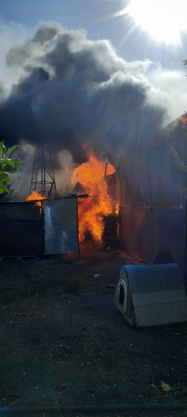 Incendiu la o hală metalică aflată într-o gospodărie din localitatea Hanul Ancuței