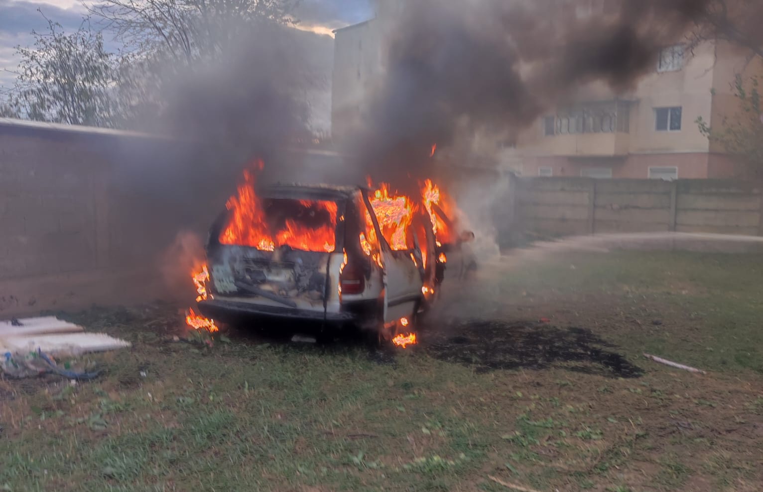 Mașină incendiată intenționat, pe strada Ion Nanu