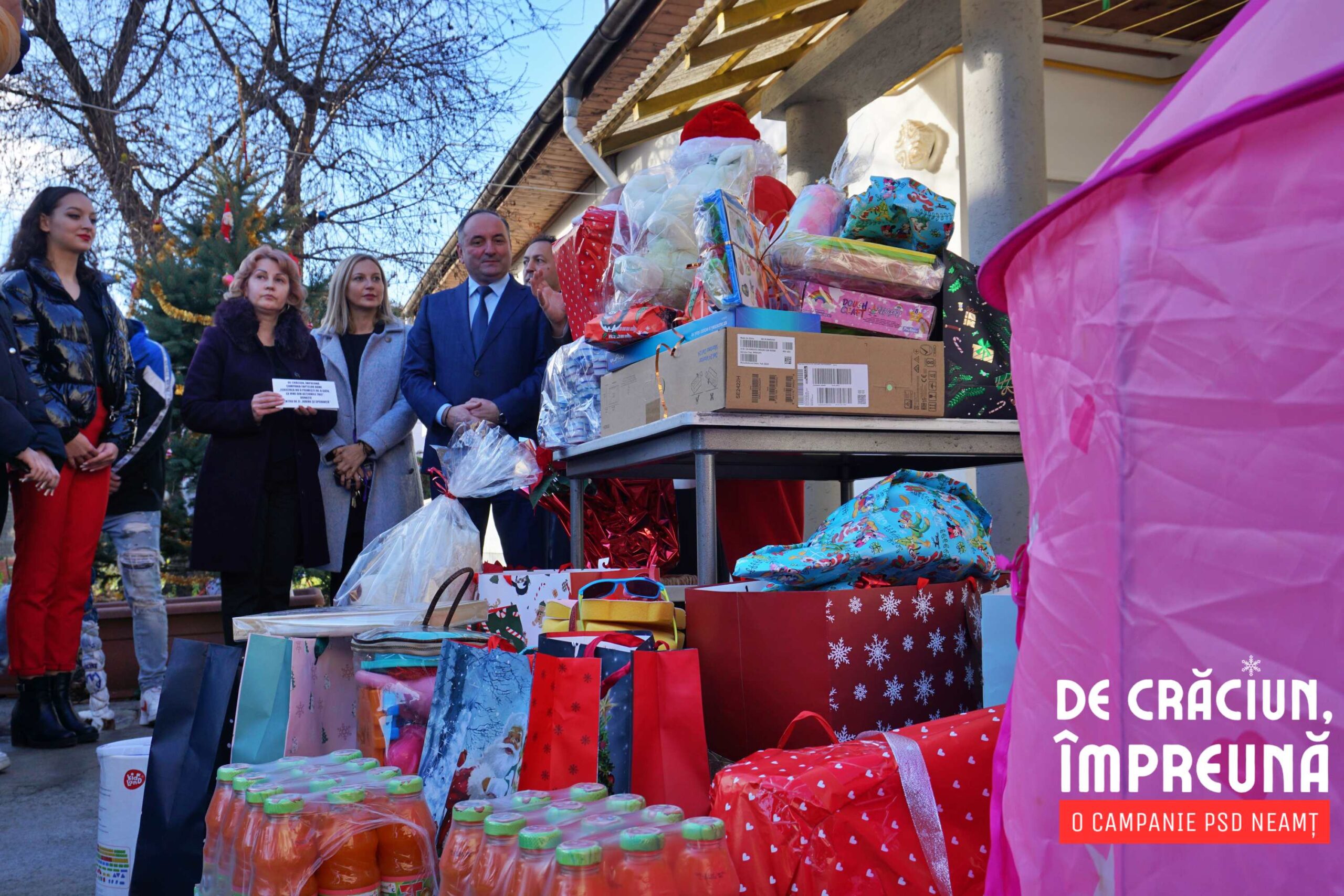 Moșul și echipa PSD Roman, daruri de Crăciun pentru copiii de la Centrul „Iubire și Speranță”