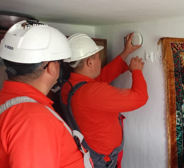 Poza pentru articolul Alte 500 de detectoare de fum și monoxid de carbon, distribuite gratuit în județul Neamț prin campania „Detector pentru viață”