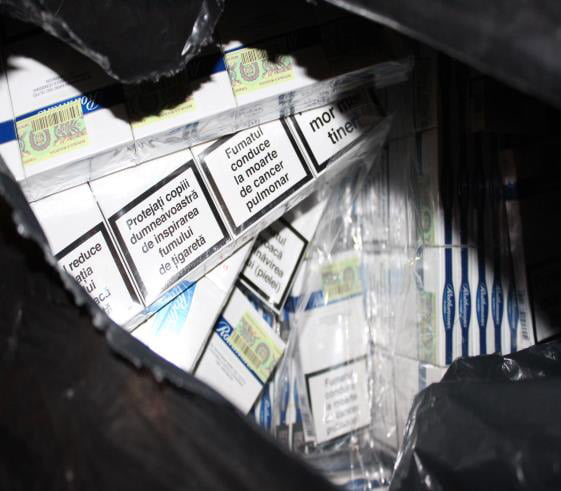 Persoane reținute pentru contrabandă cu țigări, în urma unor percheziții în județele Suceava și Neamț